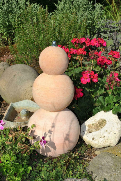 Garten-Stele aus drei  handgefertigten Terracottakugeln, frostfest,48 cm hoch