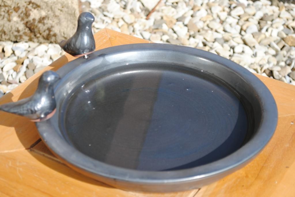 Vogeltränke mit zwei Vögelchen, rund,schwarz glasiert, 30cm,Wildvögel,Voliere