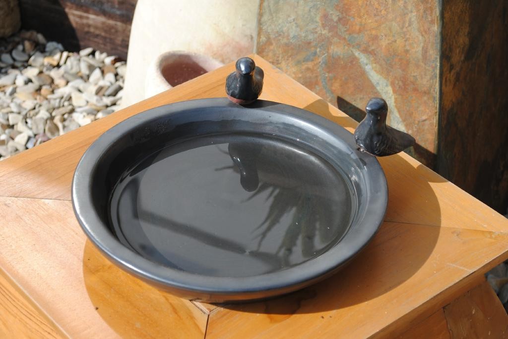 Vogeltränke mit zwei Vögelchen, rund,schwarz glasiert, 30cm,Wildvögel,Voliere