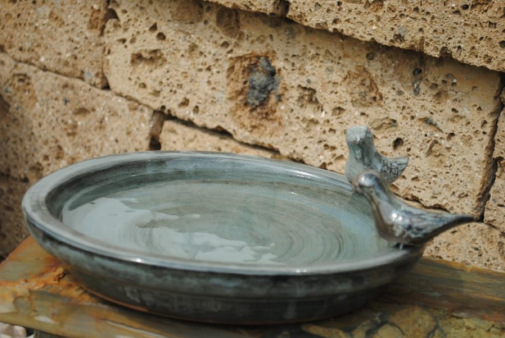 Vogeltränke mit zwei Vögelchen, rund, grau glasiert, 30cm,Wildvögel,Voliere,etc.