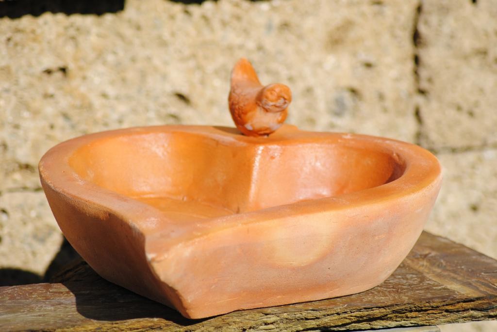 Vogelbad,Vogeltränke,mit kleinem Vogel,Herzform,helles Terracotta,30cm,Art 809