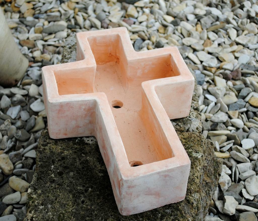 Pflanzkreuz frostfestes Terracotta Grabschmuck heller Farbton 35cm Handarbeit