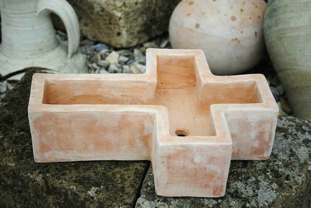 Pflanzkreuz frostfestes Terracotta Grabschmuck heller Farbton 35cm Handarbeit