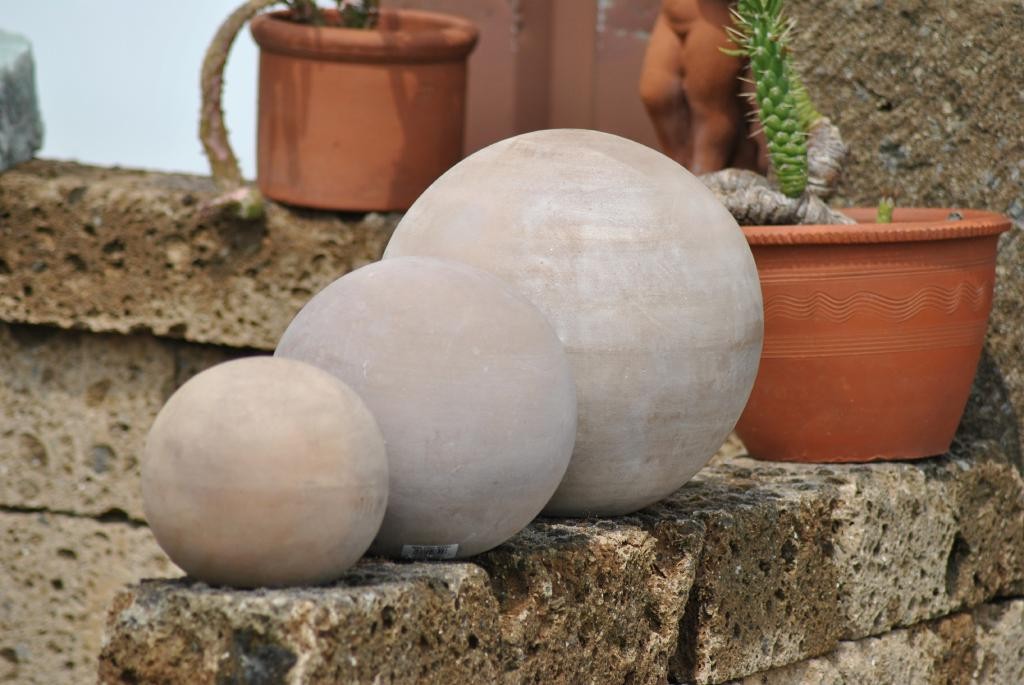 Dekokugel, Rosenkugel aus dunklem Terracotta, frostfest,3 Größen,bis 30cm